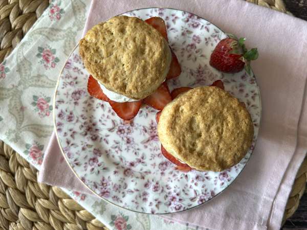 Strawberry shortcake, amerykańskie kruche ciasto truskawkowo-śmietankowe, które nigdy nie zawodzi - Przygotowanie krok 10