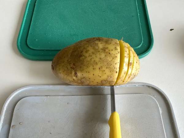 Ziemniaki Hasselback we frytkownicy powietrznej: chrupiące, rozpływające się w ustach i niezwykle łatwe! - Przygotowanie krok 1
