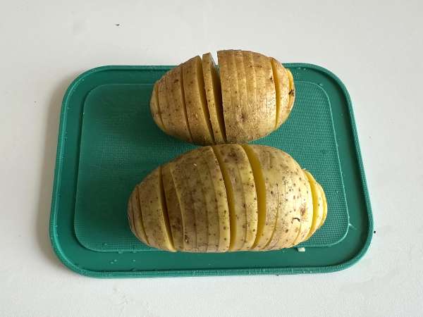 Ziemniaki Hasselback we frytkownicy powietrznej: chrupiące, rozpływające się w ustach i niezwykle łatwe! - Przygotowanie krok 2