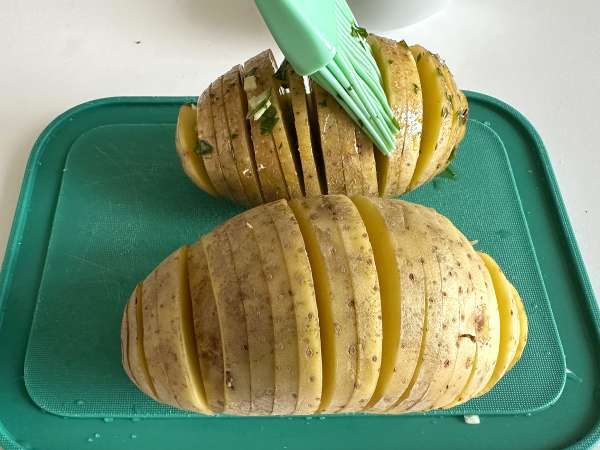 Ziemniaki Hasselback we frytkownicy powietrznej: chrupiące, rozpływające się w ustach i niezwykle łatwe! - Przygotowanie krok 4