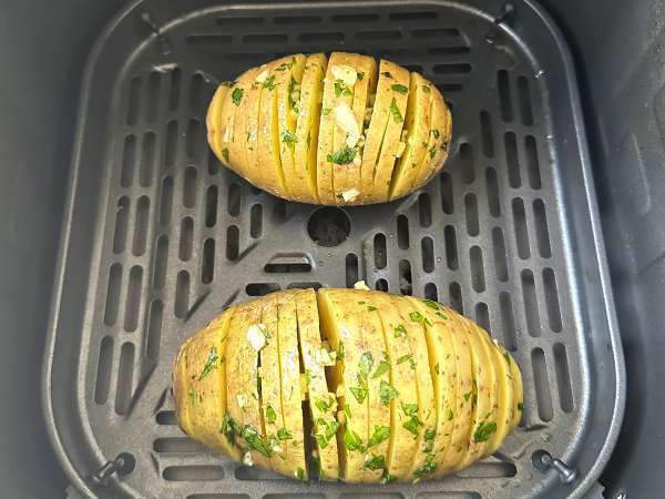 Ziemniaki Hasselback we frytkownicy powietrznej: chrupiące, rozpływające się w ustach i niezwykle łatwe! - Przygotowanie krok 6