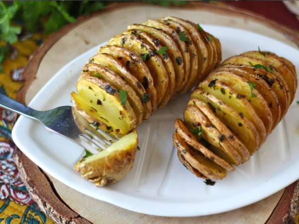 Ziemniaki Hasselback we frytkownicy powietrznej: chrupiące, rozpływające się w ustach i niezwykle łatwe! - Przygotowanie krok 7