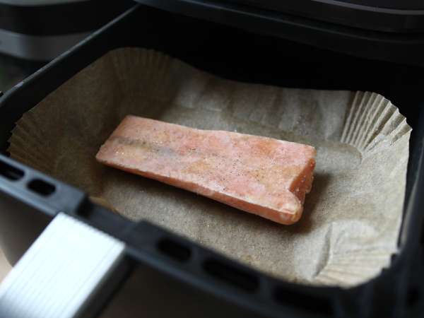 Sałatka z makaronem orzo, łososiem i cukinią - Przygotowanie krok 2