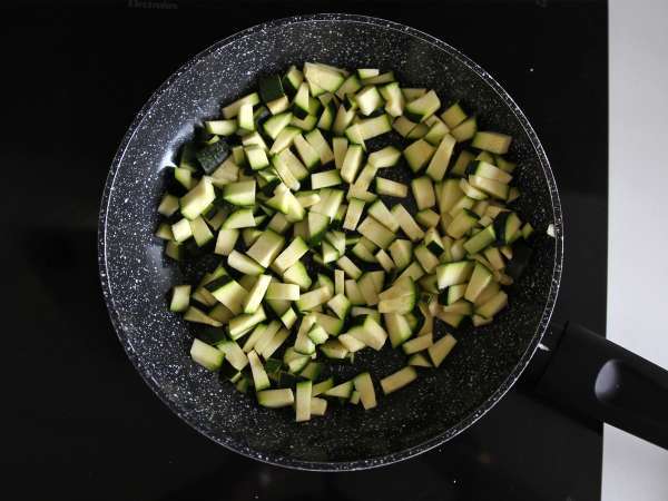 Sałatka z makaronem orzo, łososiem i cukinią - Przygotowanie krok 4