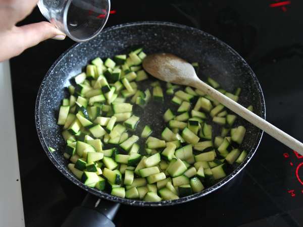 Sałatka z makaronem orzo, łososiem i cukinią - Przygotowanie krok 5