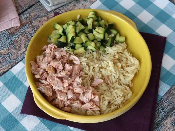 Sałatka z makaronem orzo, łososiem i cukinią - Przygotowanie krok 7