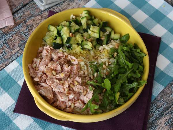Sałatka z makaronem orzo, łososiem i cukinią - Przygotowanie krok 8