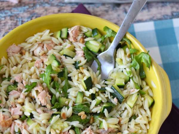 Sałatka z makaronem orzo, łososiem i cukinią - Przygotowanie krok 9