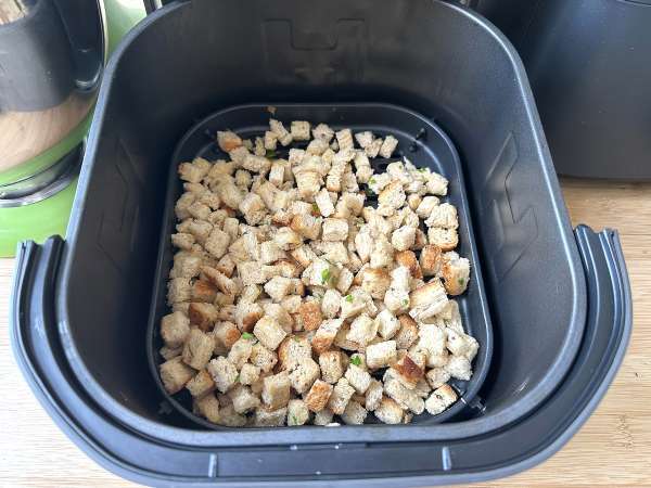 Chrupiące grzanki ziołowe we frytkownicy powietrznej (szybko i łatwo) - Przygotowanie krok 6