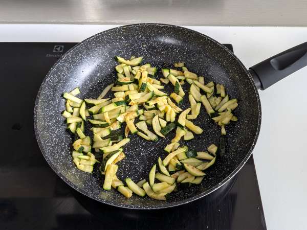 Carbonara z cukinii: łatwy w przygotowaniu wegetariański przepis - Przygotowanie krok 3