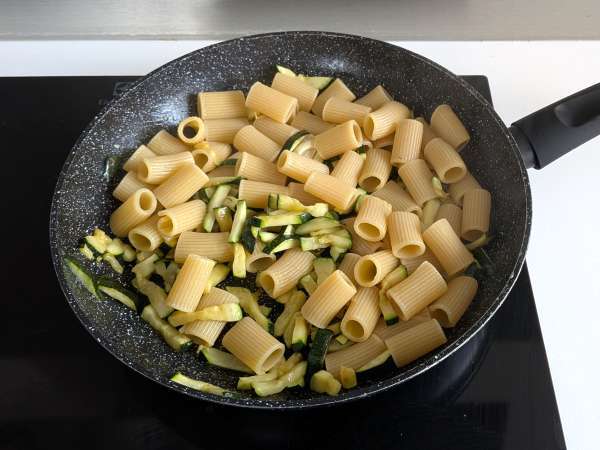 Carbonara z cukinii: łatwy w przygotowaniu wegetariański przepis - Przygotowanie krok 7