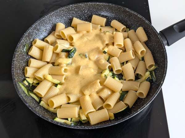 Carbonara z cukinii: łatwy w przygotowaniu wegetariański przepis - Przygotowanie krok 8