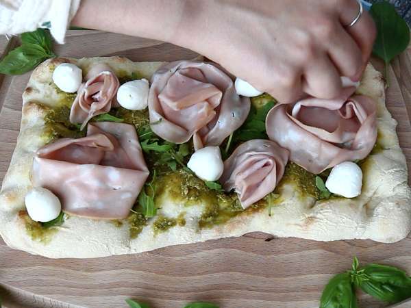 Pinsa z pesto i mortadelą, gotowa w 10 minut! - Przygotowanie krok 5