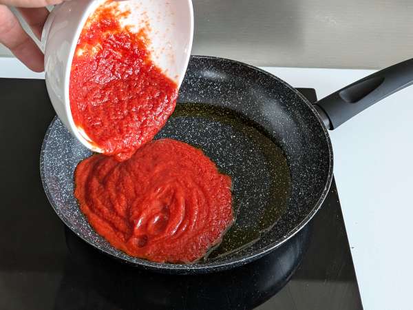 Makaron ze stracciatellą i kremowym pomidorem: pierwsze danie gotowe w 10 minut - Przygotowanie krok 1