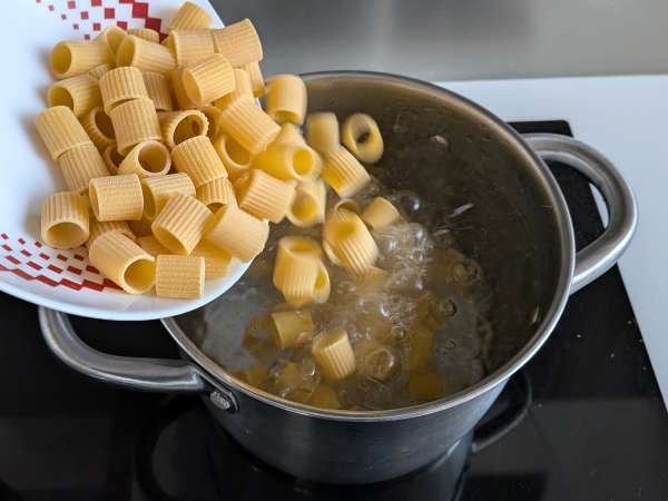 Makaron ze stracciatellą i kremowym pomidorem: pierwsze danie gotowe w 10 minut - Przygotowanie krok 3