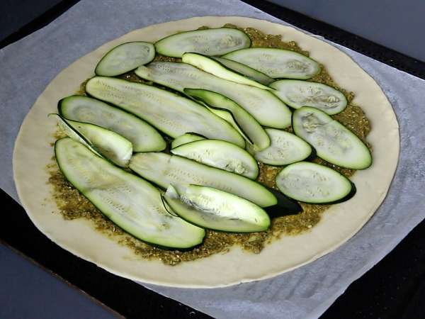 Tarta z pesto i cukinią: prosty przepis, który pachnie latem! - Przygotowanie krok 4