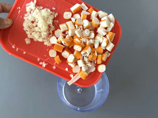 Pasta z surimi: przepis na błyskawiczną przekąskę - Przygotowanie krok 1