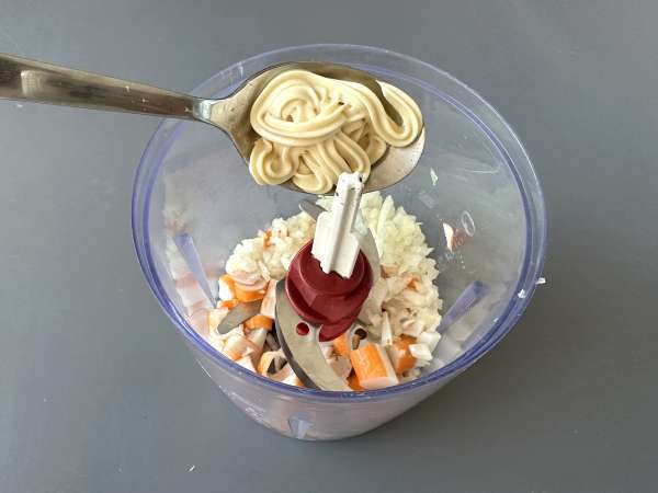 Pasta z surimi: przepis na błyskawiczną przekąskę - Przygotowanie krok 2