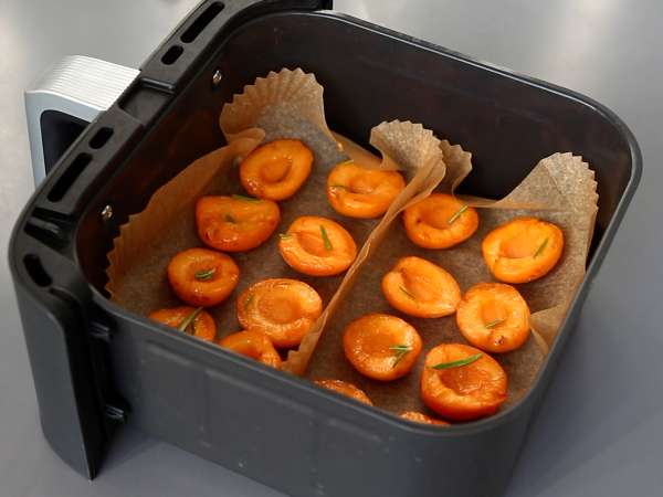 Tiramisu z pieczonymi morelami: idealny, owocowy i rozpływający się w ustach deser na lato - Przygotowanie krok 2