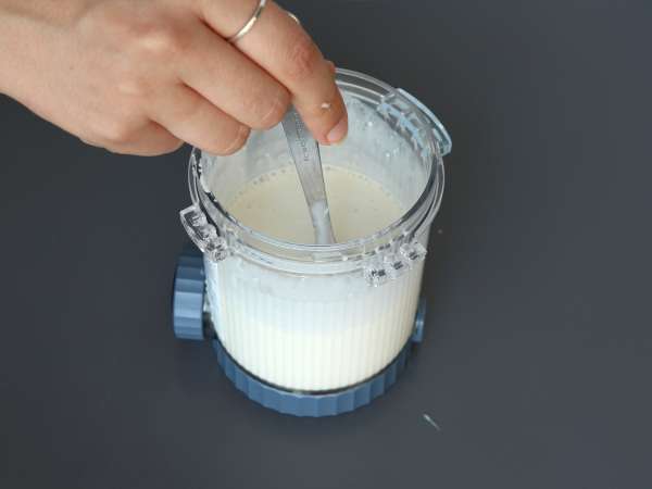 Domowy McFlurry o smaku karmelowo-dajmowym przygotowany przy użyciu urządzenia Ninja Creami - Przygotowanie krok 2