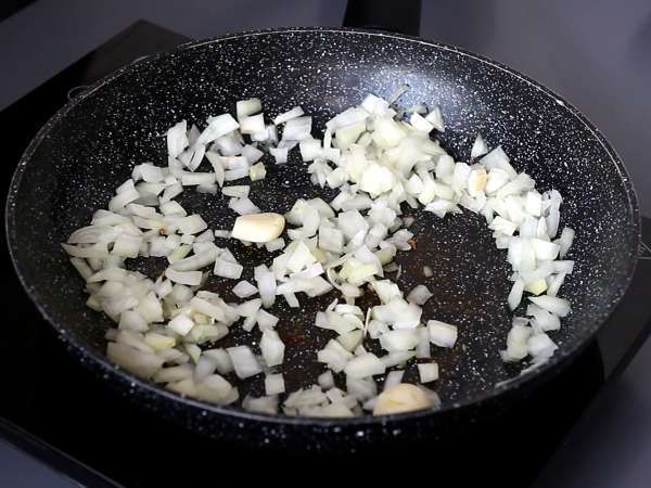 Makaron orzo z pomidorami i krewetkami przyrządzony na sposób risotto - Przygotowanie krok 2