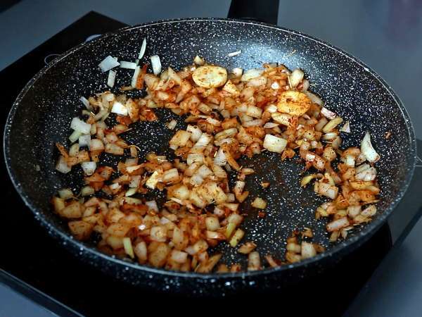 Makaron orzo z pomidorami i krewetkami przyrządzony na sposób risotto - Przygotowanie krok 3
