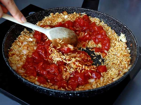 Makaron orzo z pomidorami i krewetkami przyrządzony na sposób risotto - Przygotowanie krok 4