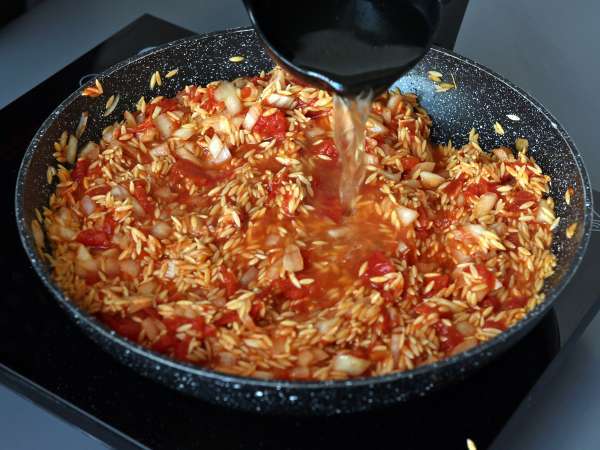 Makaron orzo z pomidorami i krewetkami przyrządzony na sposób risotto - Przygotowanie krok 5