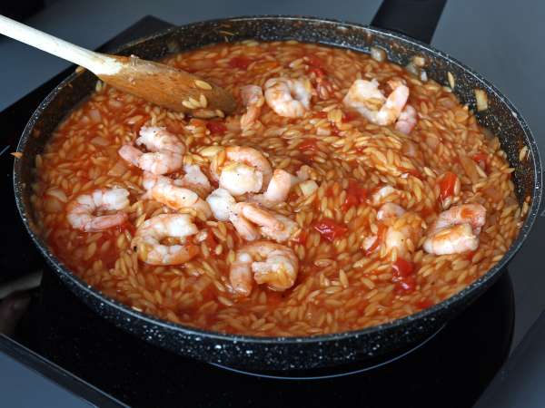Makaron orzo z pomidorami i krewetkami przyrządzony na sposób risotto - Przygotowanie krok 6