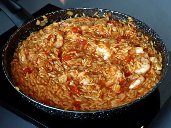 Makaron orzo z pomidorami i krewetkami przyrządzony na sposób risotto - Przygotowanie krok 7