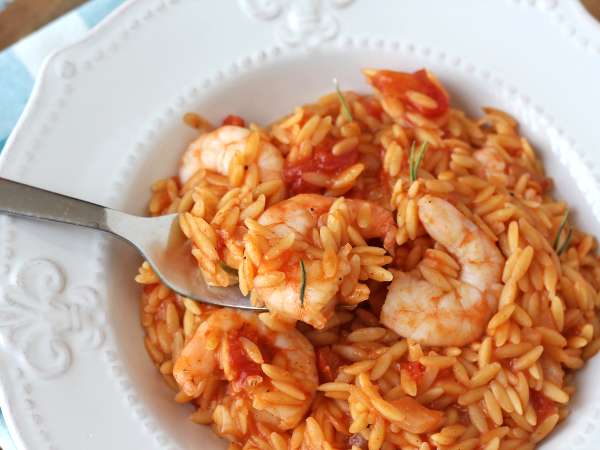 Makaron orzo z pomidorami i krewetkami przyrządzony na sposób risotto - Przygotowanie krok 8