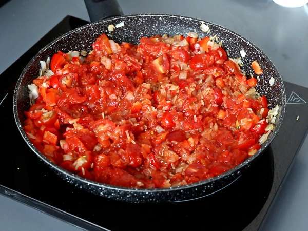 Jednogarnkowe danie z kurczakiem, ryżem z pomidorami i papryką - Przygotowanie krok 5