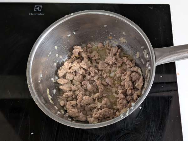 Timbal z rigatoni zapiekany w piekarniku z kiełbasą, sosem beszamelowym i mozzarellą - Przygotowanie krok 1