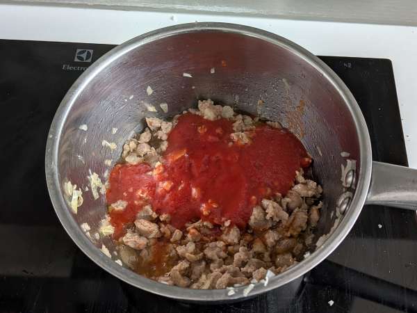 Timbal z rigatoni zapiekany w piekarniku z kiełbasą, sosem beszamelowym i mozzarellą - Przygotowanie krok 2