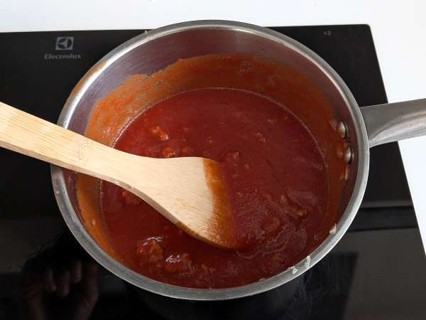 Timbal z rigatoni zapiekany w piekarniku z kiełbasą, sosem beszamelowym i mozzarellą - Przygotowanie krok 3
