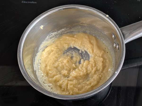 Timbal z rigatoni zapiekany w piekarniku z kiełbasą, sosem beszamelowym i mozzarellą - Przygotowanie krok 4