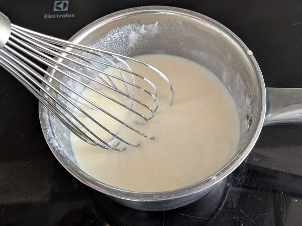 Timbal z rigatoni zapiekany w piekarniku z kiełbasą, sosem beszamelowym i mozzarellą - Przygotowanie krok 5