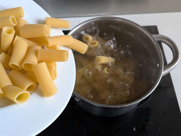 Timbal z rigatoni zapiekany w piekarniku z kiełbasą, sosem beszamelowym i mozzarellą - Przygotowanie krok 6