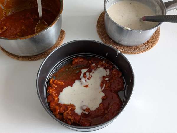 Timbal z rigatoni zapiekany w piekarniku z kiełbasą, sosem beszamelowym i mozzarellą - Przygotowanie krok 7