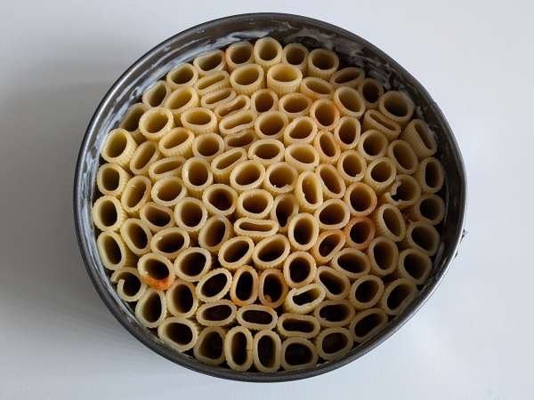 Timbal z rigatoni zapiekany w piekarniku z kiełbasą, sosem beszamelowym i mozzarellą - Przygotowanie krok 9