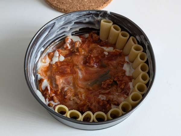 Timbal z rigatoni zapiekany w piekarniku z kiełbasą, sosem beszamelowym i mozzarellą - Przygotowanie krok 8