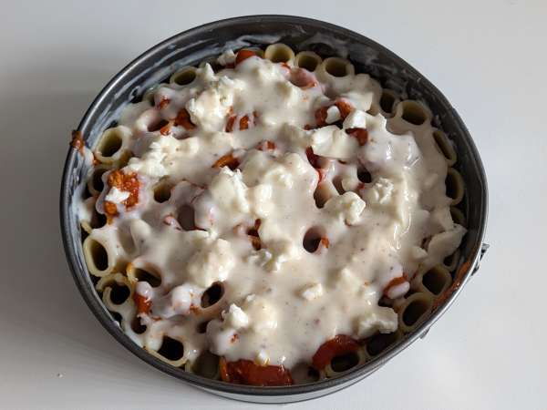 Timbal z rigatoni zapiekany w piekarniku z kiełbasą, sosem beszamelowym i mozzarellą - Przygotowanie krok 10