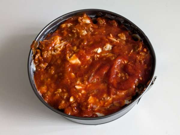 Timbal z rigatoni zapiekany w piekarniku z kiełbasą, sosem beszamelowym i mozzarellą - Przygotowanie krok 11