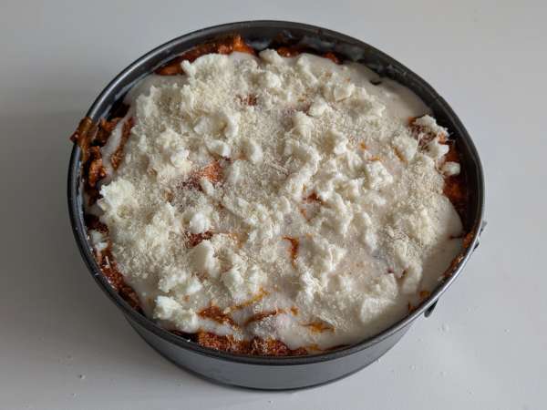 Timbal z rigatoni zapiekany w piekarniku z kiełbasą, sosem beszamelowym i mozzarellą - Przygotowanie krok 12