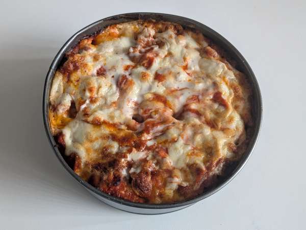 Timbal z rigatoni zapiekany w piekarniku z kiełbasą, sosem beszamelowym i mozzarellą - Przygotowanie krok 13