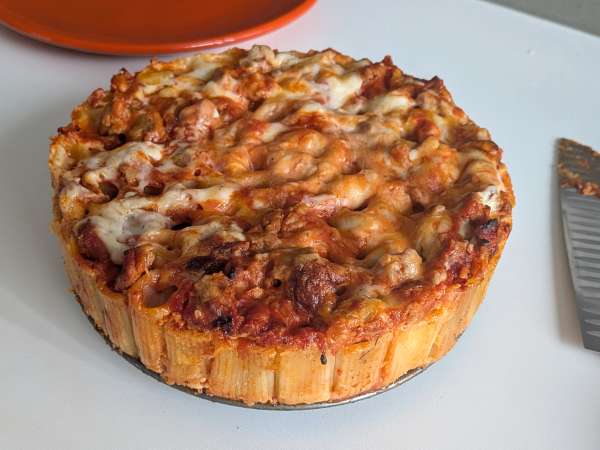Timbal z rigatoni zapiekany w piekarniku z kiełbasą, sosem beszamelowym i mozzarellą - Przygotowanie krok 14
