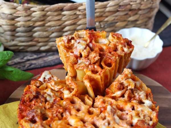 Timbal z rigatoni zapiekany w piekarniku z kiełbasą, sosem beszamelowym i mozzarellą - Przygotowanie krok 15