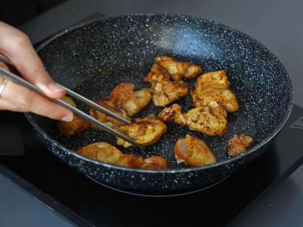 Makaron udon z kurczakiem i kremowym tajskim sosem curry - Przygotowanie krok 2