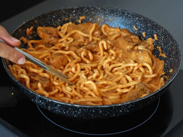 Makaron udon z kurczakiem i kremowym tajskim sosem curry - Przygotowanie krok 5