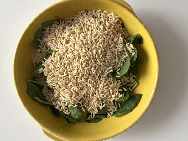 Orzo z papryką, chorizo i szpinakiem z jednego garnka - Przygotowanie krok 2